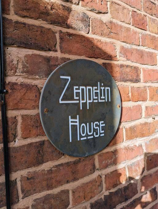 فيلا Zeppelin House - Riverside 18Th Century Townhouse بيودلي المظهر الخارجي الصورة